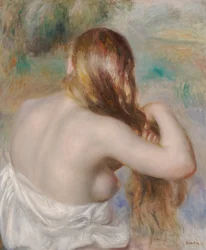 Blonde, die ihr Haar flechtet