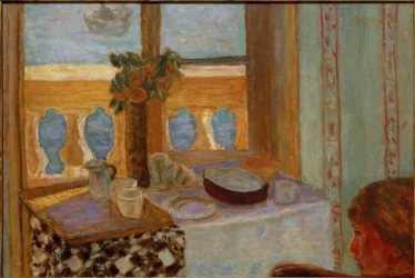 Interieur mit Balkon / Helles Interieur / Frau am Fenster / Offenes Fenster zum Meer (Antibes)