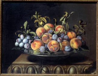 Pfirsiche und Pflaumen in einer Zinnschale