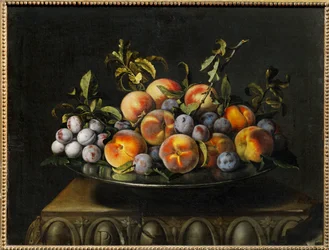 Pflaumen und Pfirsiche auf einem Teller