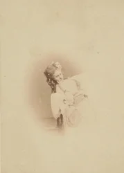 [Vignettierte Sitzende im Ritrosetta-Kleid], 1861-67