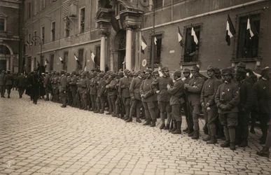 Album "Die GM R. Armee (Erster Weltkrieg)": Militärtruppen auf einer Straße in der Stadt Ravenna, deren Fenster festlich mit der Trikolore geschmückt sind