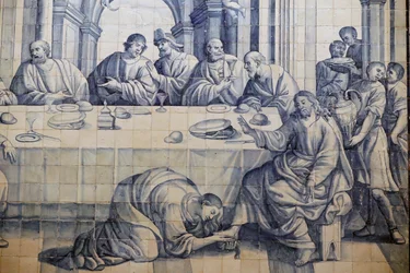 Kirche der Barmherzigkeit. Azulejos. Jesus wird von einer sündigen Frau gesalbt in Lukas 7:36-50. Evora. Portugal.