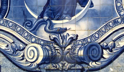 Detail eines dekorativen Panels, das die Jungfrau Maria zeigt, wie sie die Schlange zertritt, Lamego, Portugal. 1738