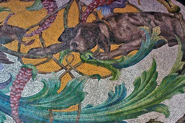 Boden mit Jagdhunddarstellung