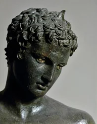 Griechische Kunst: Bronzestatue des „Jünglings von Marathon“ (Ephebe), die Hermes als jugendlichen Athleten darstellt, zugeschrieben dem Bildhauer Praxiteles (4. Jahrhundert v. Chr.), 460 v. Chr., Maße 130 cm. Athen, Archäologisches Nationalmuseum (Inv.