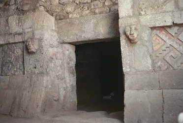 Ein Türrahmen mit geschnitzten Köpfen, Spätklassische Periode
