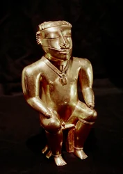 Präkolumbianische Kunst, Quimbaya-Zivilisation (Kolumbien): Statuette eines sitzenden Mannes aus Gold, 400-1400 n. Chr. - Bogotá, Museo de Oro, Kolumbien