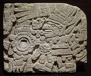 Präkolumbische Kunst, Mischkultur: Skulptierter Brustschmuck, der eine reich gekleidete Figur darstellt - aus Oaxaca, Mexiko Nationalmuseum für Anthropologie von Mexiko-Stadt, Mexiko