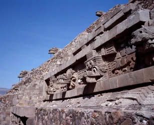 Präkolumbische Zivilisation: Blick auf die Stätte von Teotihuacan: der Tempel von Quetzalcoatl oder Tempel der gefiederten Schlange