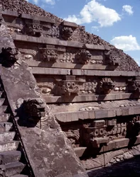 Präkolumbische Zivilisation: Blick auf die Stätte von Teotihuacan (300 v. Chr. - 600 n. Chr.): der Tempel von Quetzalcoatl oder Tempel der gefiederten Schlange. Mexiko