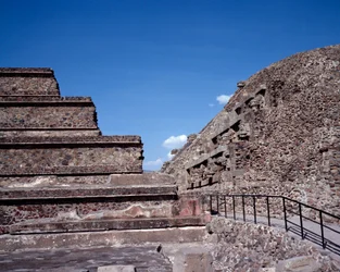 Präkolumbische Zivilisation: Blick auf die Stätte von Teotihuacan (300 v. Chr. - 600 n. Chr.): der Tempel von Quetzalcoatl oder Tempel der gefiederten Schlange. Mexiko