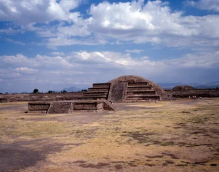 Präkolumbische Zivilisation: Blick auf die Stätte von Teotihuacan: der Tempel (oder die Pyramide) der Sonne