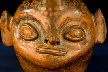 Keramische Cephalomorph mit negativer Dekoration / Vicus-Kultur (Terrakotta)