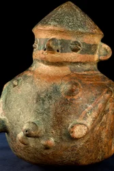 Keramik mit anthropomorpher Dekoration und Seitengriff / Präkolumbianische Kunst