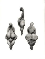 Drei Ansichten einer „Venus“-Statuette aus der Rideaux-Höhle, Lespugue, Haute-Garonne