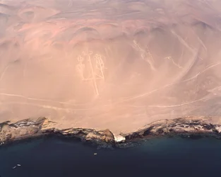 Luftaufnahme des Paracas-Kandelabers oder des Kandelabers der Anden in der Pisco-Bucht (1983)