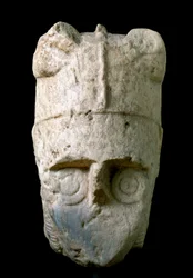 Kopf eines Bogenschützen mit gehörntem Helm (miles cornutus) vom Monte Prama (Cabras), aufbewahrt im Archäologischen Nationalmuseum von Cagliari