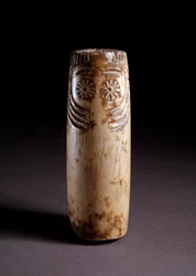 Idol als Säule. Elfenbeinskulptur, um 5000 v. Chr.