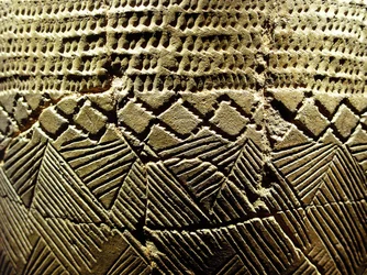 Keramik mit „Kammzahn“-Dekor, circa 8000 v. Chr., aus der Jungsteinzeit, Amsa-Dong, Korea. Fotografie, Nationalmuseum Seoul, Republik Korea