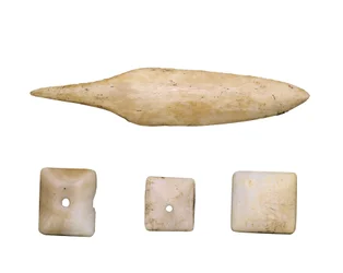 Vorgeschichte (Neolithikum): Pfeilspitze und Knochenknöpfe. Aus der Cueva Toralla (Lleida)