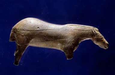 Prähistorische Kunst (mittleres Magdalénien): vollplastische Pferdeskulptur aus Mammutelfenbein aus der Höhle von Espelugues (Hautes-Pyrénées). Maße: 0,073 x 0,035 x 0,017 m. Saint-Germain-en-Laye, Museum für nationale Archäologie