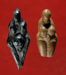 Prähistorische Kunst: Venus-Statuette; die linke aus Speckstein wird Losange genannt und stammt von der Fundstätte in der Höhle von Baousse-Rousse, 25000 v. Chr. Die rechte aus derselben Zeit stammt aus La Barma Grande. Saint-Germain-en-Laye, Museum von Na