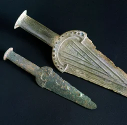 Prähistorisch, Etruskische Zivilisation: Bronzedolch aus der Nekropole San Giovenale (Viterbo), Latium. Bronzezeit. 17. Jahrhundert v. Chr. Rom, Museo Nazionale Preistorico Etnografico Luigi Pigorini