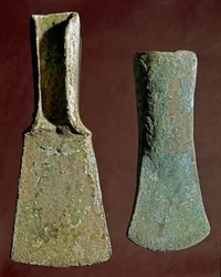 Vorgeschichte: Axt und Speerspitze aus Feuerstein. Apennin-Kultur (oder italienische Bronzezeit). 1400-1300 v. Chr. Perugia, Nationales Archäologisches Museum von Umbrien