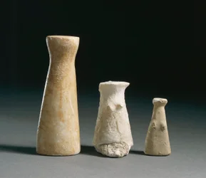 Vorgeschichte: weibliche Idole von der Fundstelle Los Millares (Almeria). Spanien