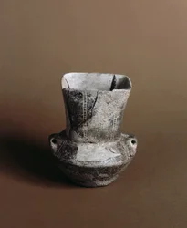 Vorgeschichte: Vase mit quadratischer Öffnung und neolithischen Graffiti aus der Caverna Delle Arene in Candide (Ligurien). Pegli, Museo Villa Pallavicini