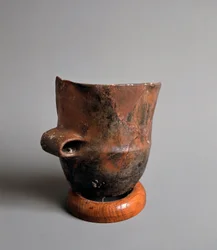 Terrakottavase mit quadratischer Öffnung aus der Jungsteinzeit aus der Caverna Della Pollera (Ligurien). Pegli, Museo Villa Pallavicini