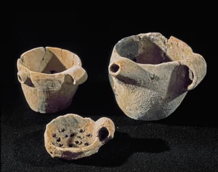 Vorgeschichte: verschiedene Tafelgeschirrzubehörteile. Eisenzeit. Aus Umbrien. Perugia, Museo Archeologico Nazionale dell