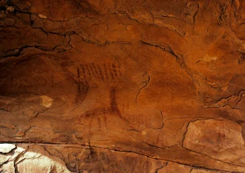 Wandmalerei aus der Steinzeit 5000-2000 v. Chr. Taghit, Hochplateau des Hoggar (Ahaggar), Algerien