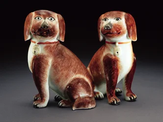 Ein Paar sitzende Spaniels, ca. 1760 (Porzellan)