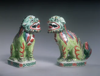 Paar Famille Verte Löwen, Kangxi-Periode (1662-1722)