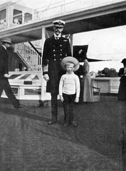 König Haakon VII. von Norwegen 1872-1957 mit seinem Sohn Olav 1903-1991