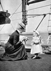 Prinzessin Victoria 1868-1935 mit Prinz Olav von Norwegen 1903-1991, 1908