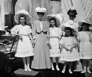 Die Mutter, Schwester und Kinder von Zar Nikolaus II. 1868-1918 von Russland, 1908
