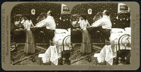 Stereoskopische Karte, die eine Frau zeigt, die in ein Korsett geschnürt wird, veröffentlicht von der American Stereoscopic Company