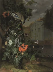 Waldboden mit klassischer Fassade im Hintergrund