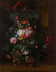 Rosen, Winden, Mohnblumen und andere Blumen in einer Urne auf einem Steinsims