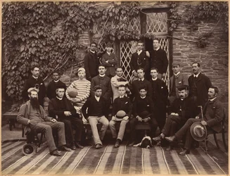 Schüler und Lehrer der höheren Klassen an der Bishop Cotton School in Shimla (Rückseite)