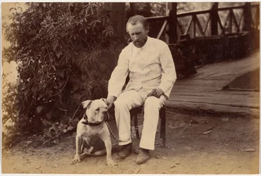 Robert Hotz Esquire und Bulldogge
