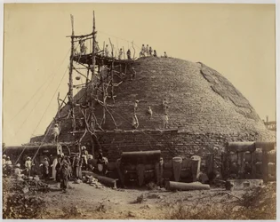 Sanchi-Stupa von Südwesten während der Reparaturen