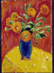 Blumenstrauß aus Pfingstrosen in einer blauen Vase