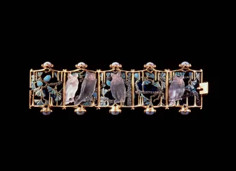 Armband mit goldenen, gläsernen, emaillierten und chalzedonischen Eulen und Blättern
