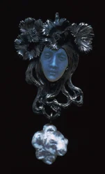 Weibliches Gesichtspendant, ca. 1898-1900