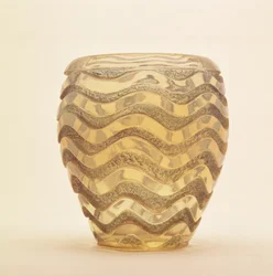 Schwerer geformter Vase mit Wellendesign in polierter Relief von Lalique, ca. 1902