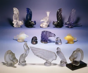 Verschiedene Glas-Automaskottchen (von Vögeln, Fischen, Pferden und einem menschlichen Kopf)